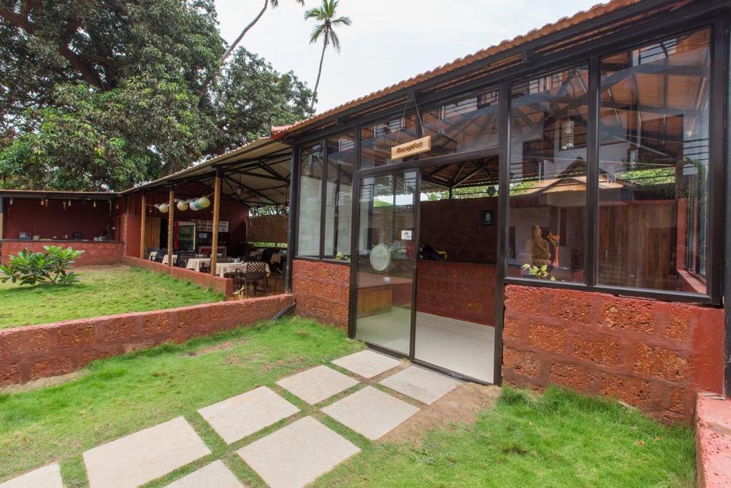 Pappi Chulo Morjim Hotel Exterior photo