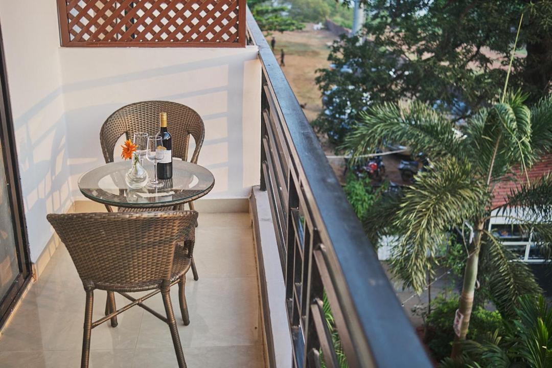 Pappi Chulo Morjim Hotel Exterior photo