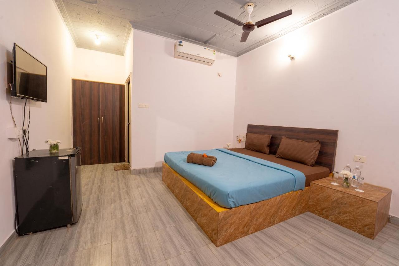 Pappi Chulo Morjim Hotel Exterior photo