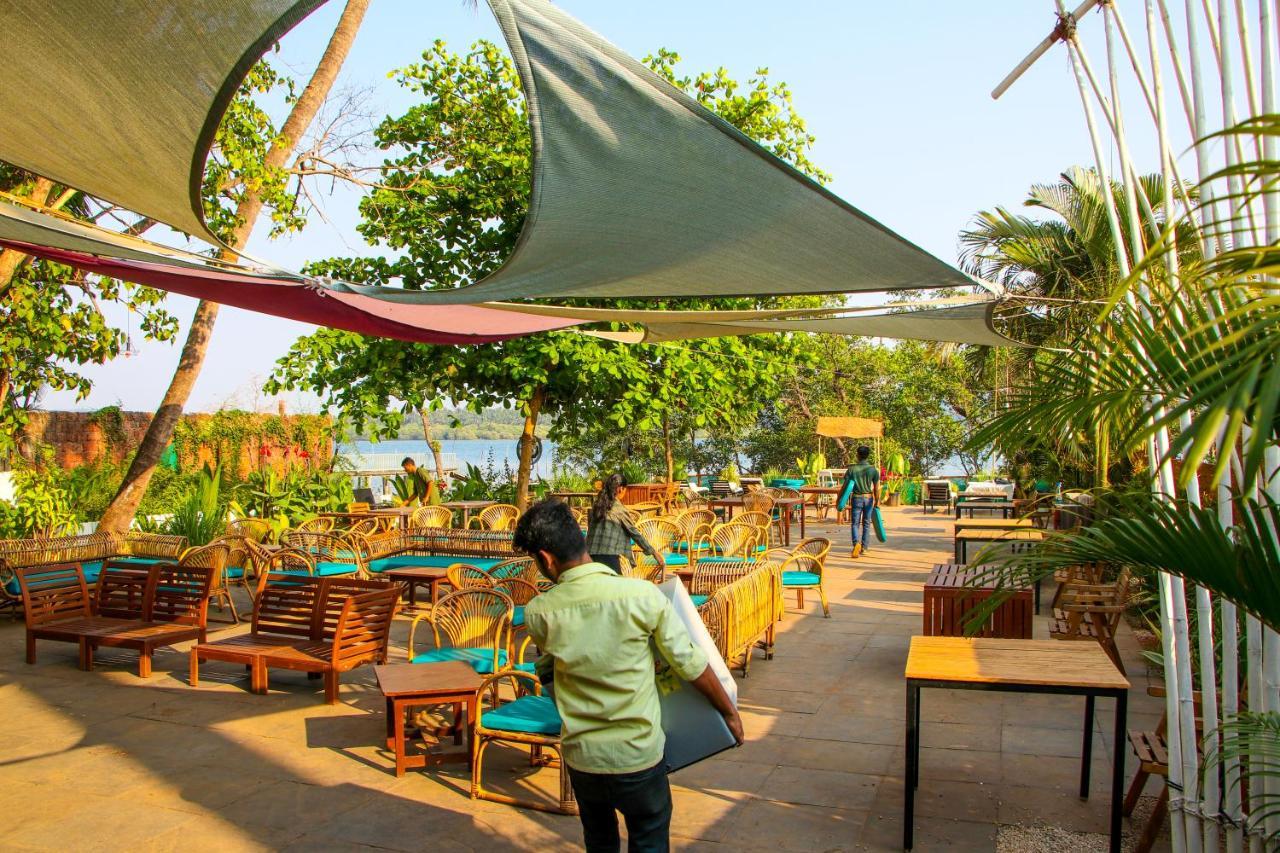 Pappi Chulo Morjim Hotel Exterior photo